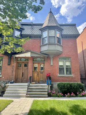 Maisons jumelées avec tourelles situées sur le boulevard de Maisonneuve Ouest (Secteur Sommerville). Ville de Westmount.