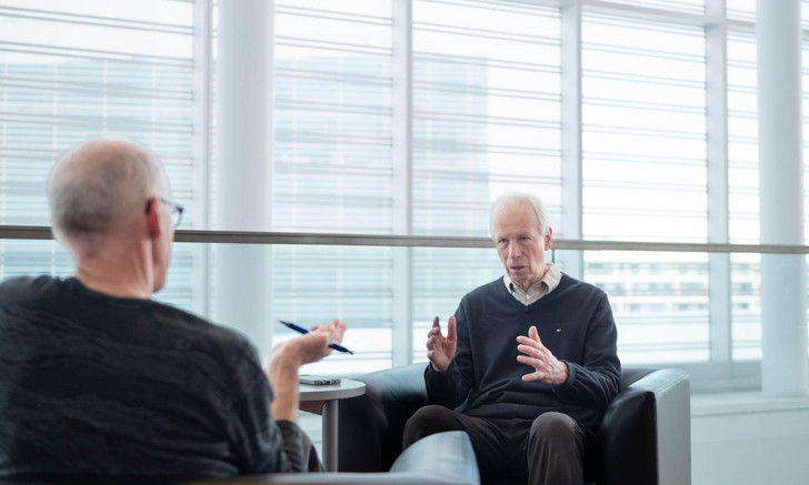 Stéphane Dion, nouveau «diplomate en résidence», transmettra son expérience à la communauté de l'UdeM. L'ancien professeur de science politique, trois fois ministre fédéral et récemment ambassadeur du Canada en France, se tiendra à la disposition du personnel enseignant et de la communauté étudiante pour discuter notamment de politique étrangère et de questions environnementales.