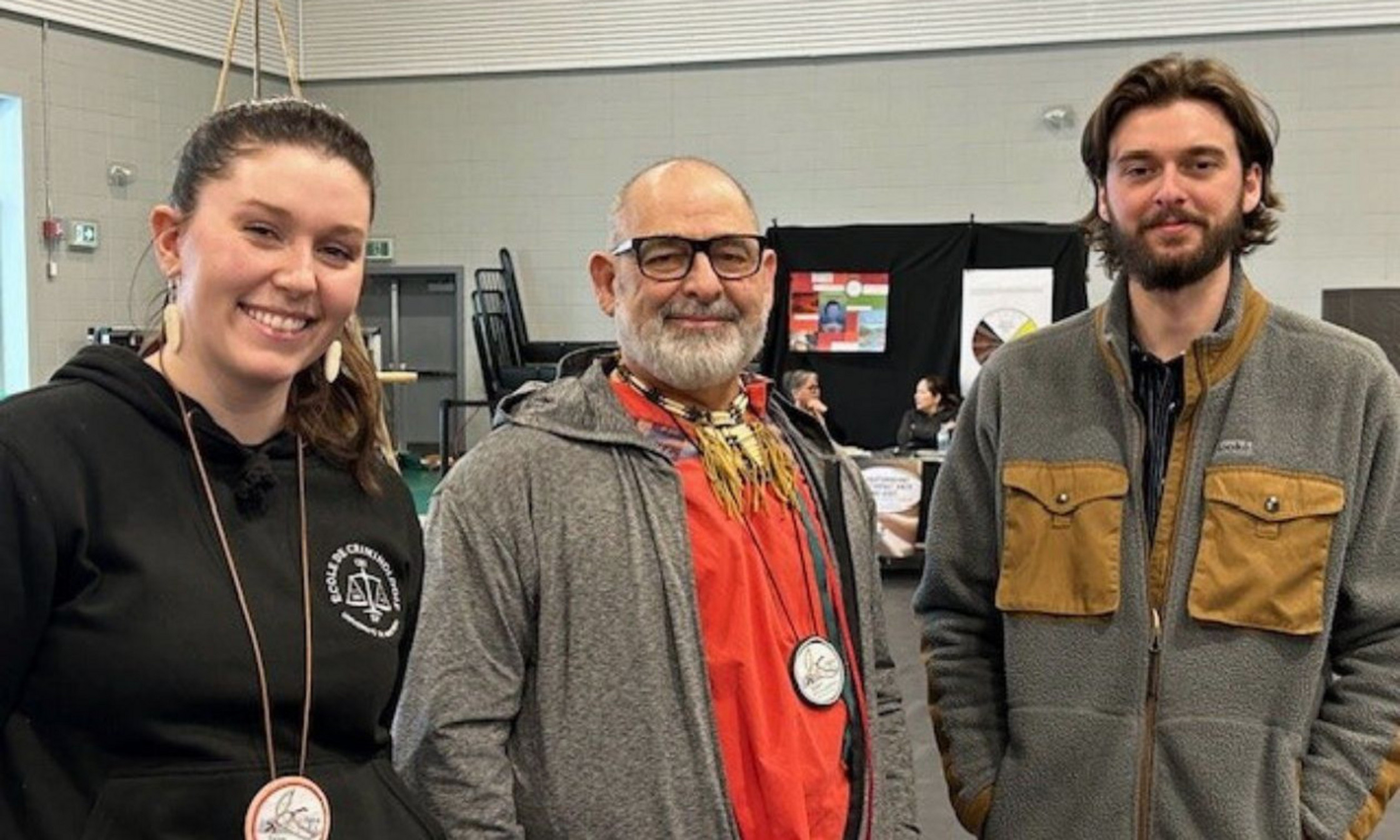 Héléna Laporte (étudiante autochtone en criminologie), Donald Tolley (étudiant autochtone en santé et sécurité au travail et représentant du Centre étudiant des Premiers Peuples) et Louis-Philipe Gauthier, coordonnateur aux relations avec les Premiers Peuples de la Faculté de médecine.