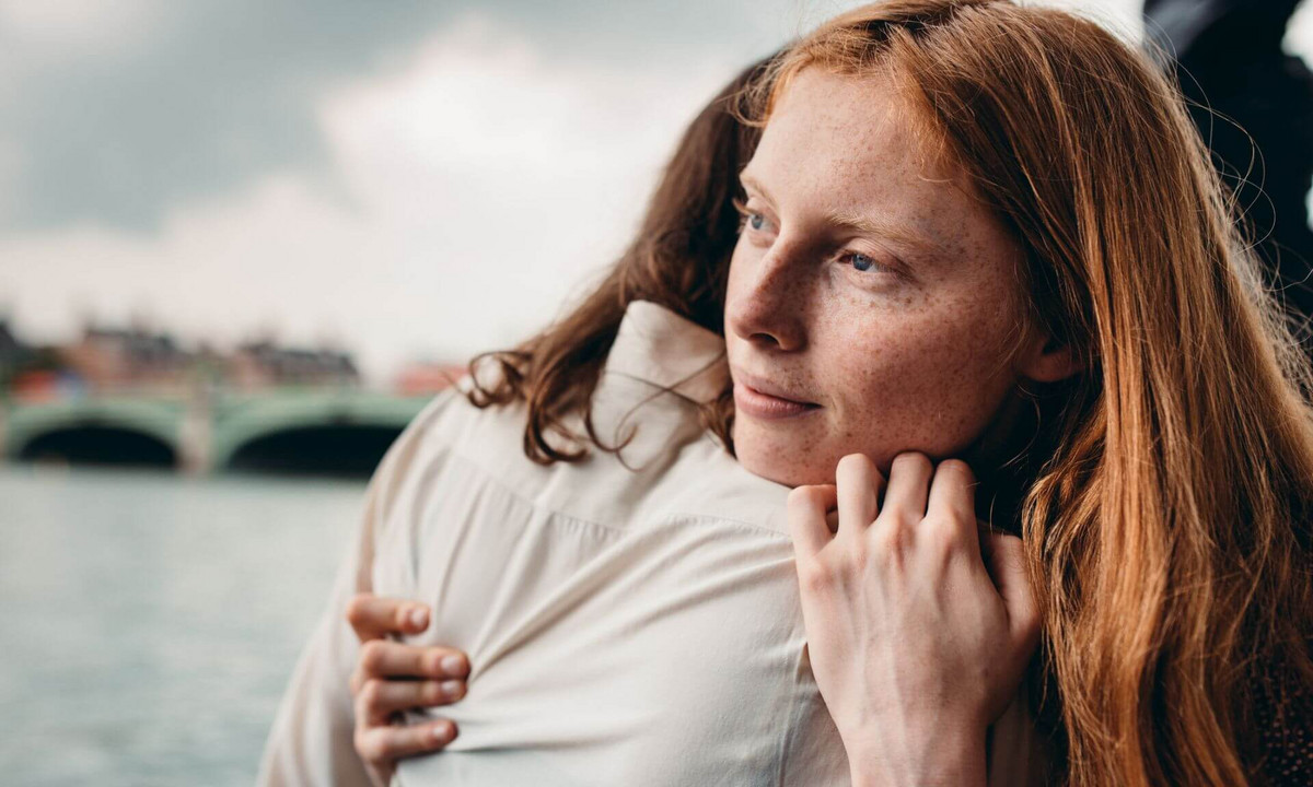 Les auteurs indiquent que les expériences de stigmatisation et de discrimination peuvent favoriser une plus grande dépendance aux relations intimes et des systèmes de soutien plus intentionnels.