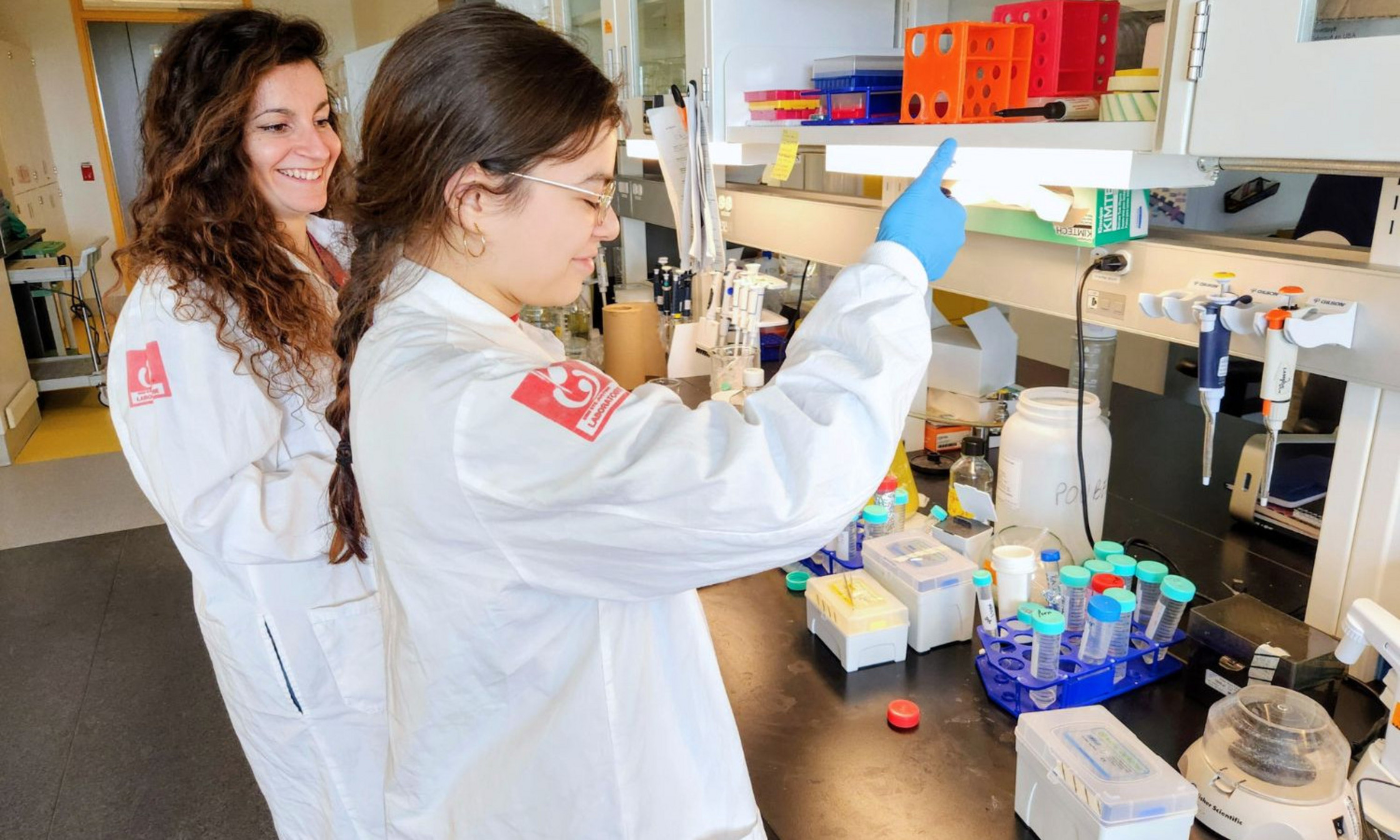 La postdoctorante Pauline Garcia et l'étudiante au baccalauréat en microbiologie, Maya Sottolichio