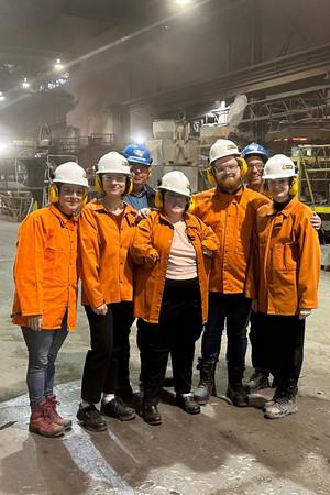 De gauche à droite (casques blancs): Mélanie Laroche (professeure); Sara Belghaouti (étudiante, porte-parole syndicale dans la simulation); Marie-Pier Bélisle (étudiante, déléguée patronale dans la simulation); Alexis Cyr (étudiant, porte-parole patronal dans la simulation); Anabelle Côté (étudiante, déléguée patronale dans la simulation). De gauche à droite (casques bleus): Louis-Charles Guertin (vice-président du syndicat) et Jean François Cartier (président du syndicat).