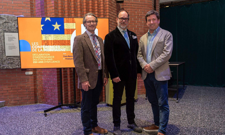 Daniel Jutras en compagnie des conférenciers François Furstenberg et Yves Boisvert lors de la conférence «Déclaration d’indépendance des États-Unis: 250 ans d’influence».