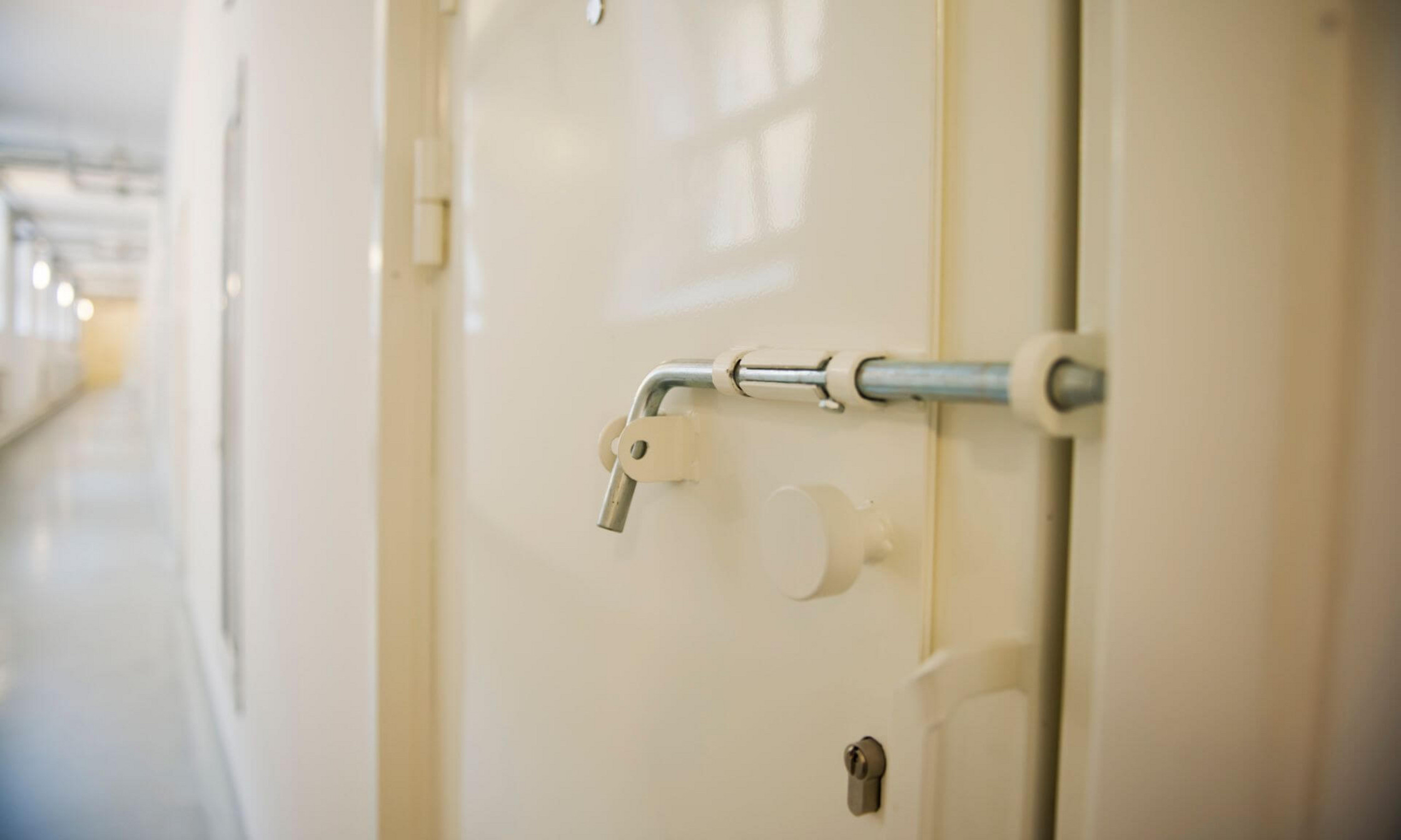 Across the groups studied, the overall effect of disciplinary confinement was nil, or even negative.