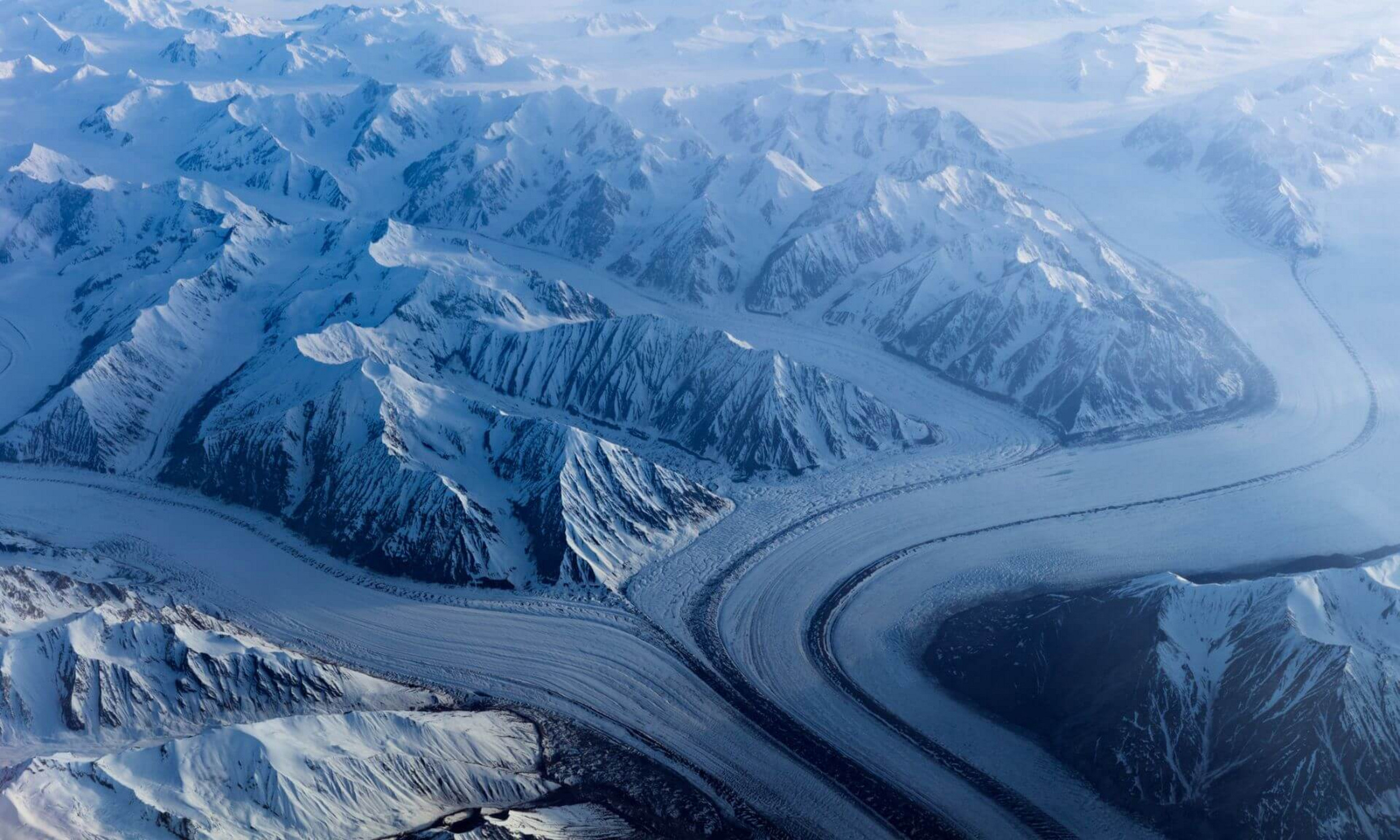 Le glacier Kaskawulsh dans la vallée ’A’ą̈y Chù’ du parc national Kluane au Yukon.