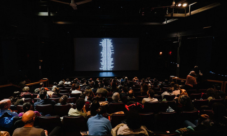 La projection de «Soleils Atikamekw» s’inscrit dans le cadre de la remise d’un doctorat honorifique à Joséphine Bacon, en reconnaissance de son apport exceptionnel à la culture autochtone au Québec.