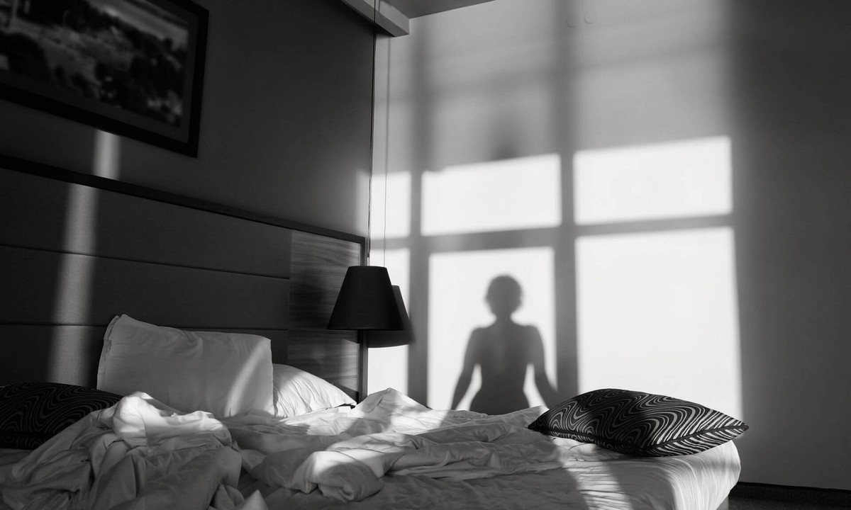 Une travailleuse du sexe indépendante gère seule sa clientèle et conserve le contrôle de ses pratiques. Aucune tierce partie ne s'approprie ses revenus.