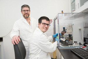 Alexis Vallée-Bélisle, professeur agrégé au Département de chimie et professeur accrédité au département de biochimie et médecine moléculaire, ainsi que Dominic Lauzon, conseiller principal en recherche