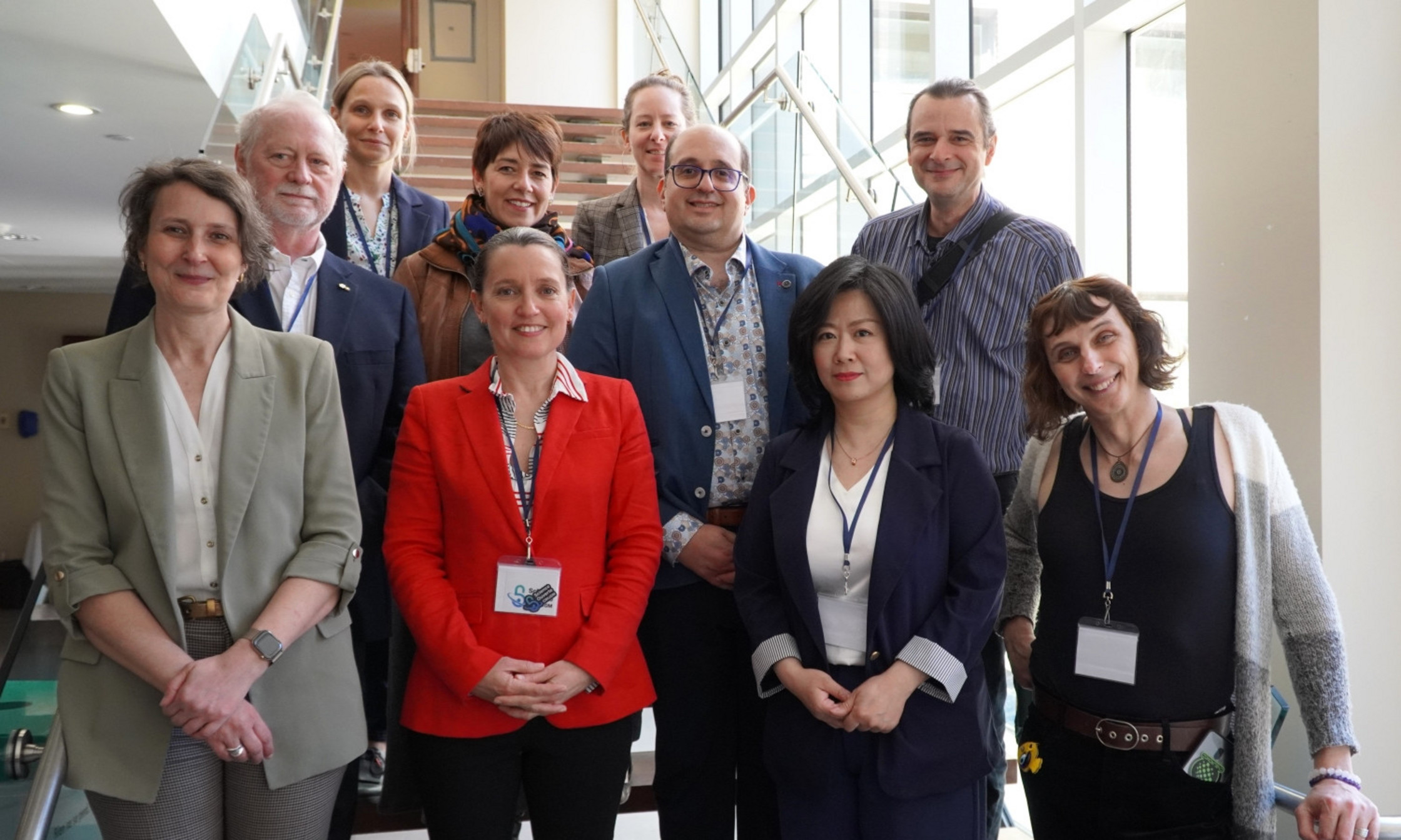 Première rangée: Viviane Poupon, présidente-directrice, Brain Canada; Annabel Seyller, directrice des opérations, Institut de Science Ouverte Tanenbaum; Jeni Chen, chargée de projet - sciences ouvertes CRIUGM; Pierre Lune Bellec, co-directeur de l’initiative science ouverte CRIUGM et professeur à la faculté des arts et des sciences de l'UdeM. Deuxième rangée: Guy Rouleau, directeur de l'Institut et Hôpital neurologique de Montréal, cofondateur de The Tanenbaum Open Science Institute; Ekat Kritikou, vice-doyenne à la recherche et au développement, faculté de médecine de l'UdeM; Oury Monchi, directeur scientifique du CRIUGM, co-directeur de l’initiative science ouverte CRIUGM et professeur à la faculté de médecine de l'UdeM; Pierre Rainville, directeur scientifique adjoint à la recherche clinique au CRIUGM et professeur à la faculté de médecine dentaire de l'UdeM. Troisième rangée: Julie Boyle, gestionnaire - sciences ouvertes CRIUGM; Nathalie Bier, directrice scientifique adjointe - partenariat et mobilisation des connaissances au CRIUGM et professeure à la faculté de médecine de l'UdeM.