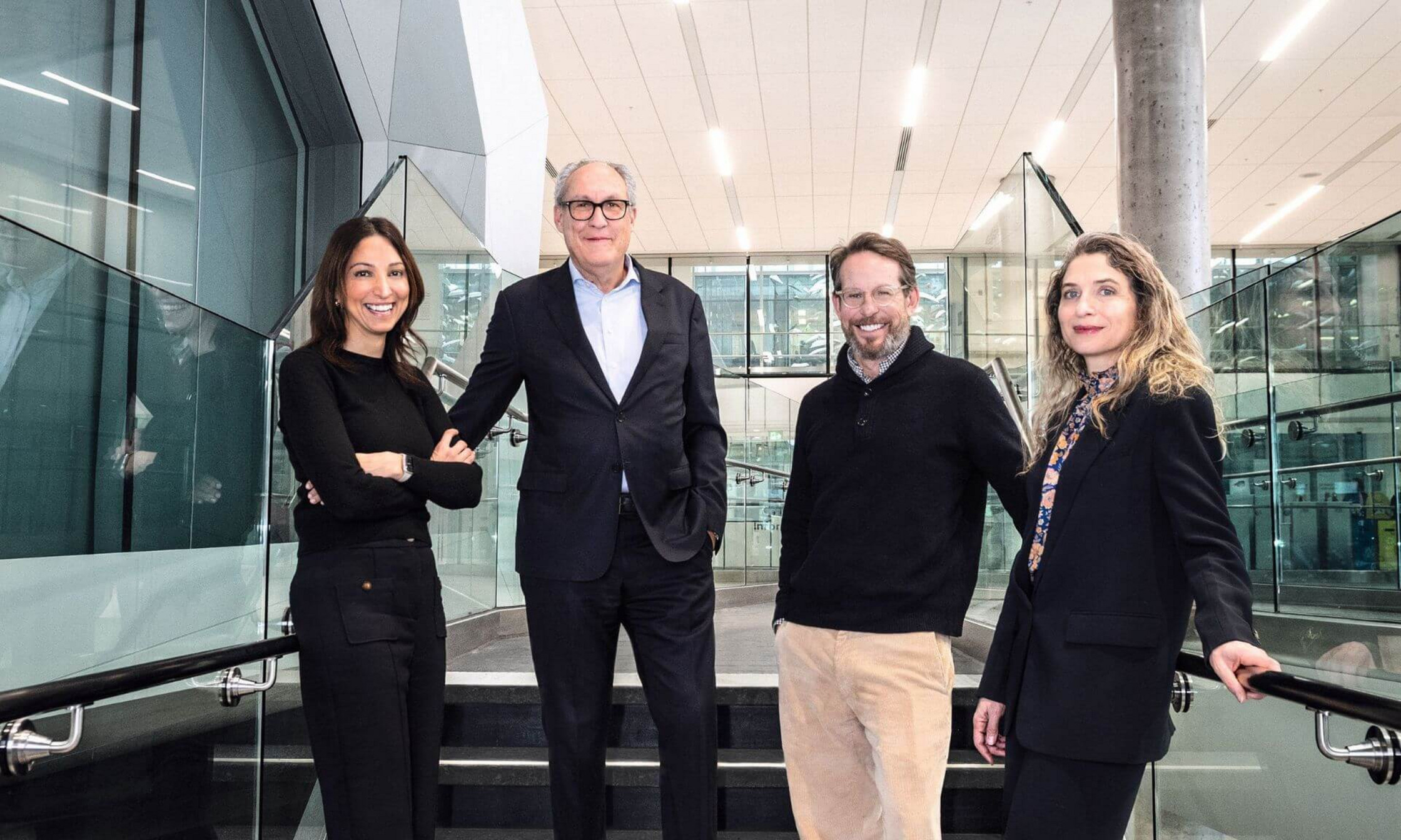 Louis Gagnon en compagnie de scientifiques du Centre d’excellence pour les maladies infectieuses: les Drs Fatima Kakkar, Soren Gantt et Isabelle Boucoiran