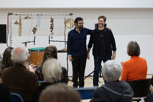 Dominic Thibault et João Catalão, professeurs à la Faculté de musique, ont présenté un extrait de leur œuvre conçue en vue de la Triennale de la recherche-création en 2025.