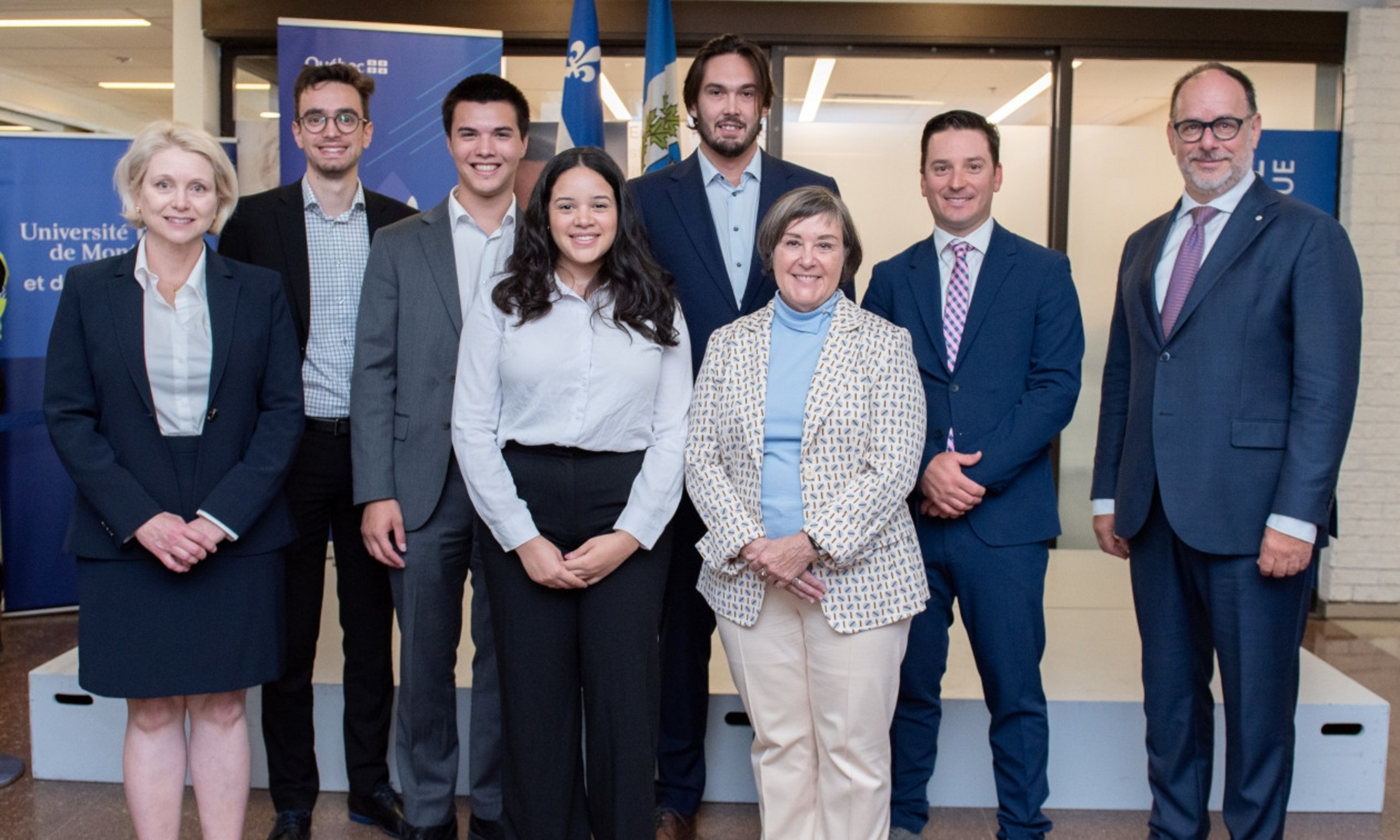 Des étudiants et étudiantes de la Clinique juridique, la doyenne et le recteur entourent le ministre Jolin-Barrette