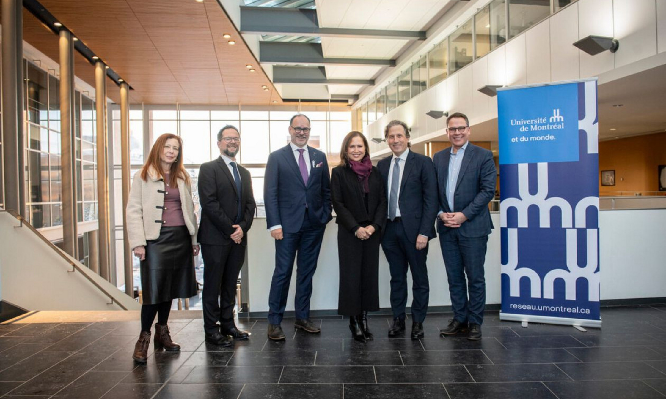 De gauche à droite : Maxyne Finkelstein, Fondation de la famille Morris et Rosalind Goodman; Simon de Denus, doyen de la Faculté de pharmacie; Daniel Jutras, recteur; Mia et David Goodman, Fondation de la famille Morris et Rosalind Goodman; Michael Pecho, vice-recteur aux relations avec les diplômés et à la philanthropie