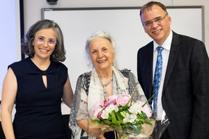 Ahlem Ammar, doyenne de la Faculté des sciences de l'éducation de l'UdeM, Gisèle Barret, professeure retraitée de la Faculté des sciences de l'éducation, et Alexandre Chabot, secrétaire général de l'UdeM.