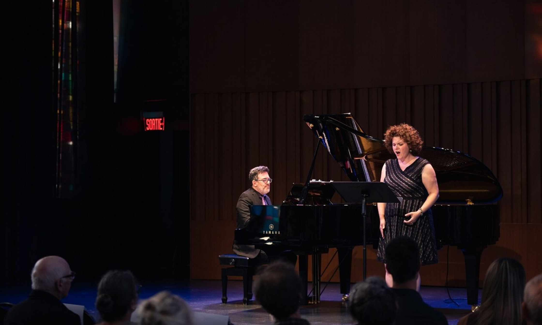 Stéphanie Pothier, accompagnée au piano par Francis Perron, interprète un opéra écrit par Marie-Claire Blais et Hélène Dorion.