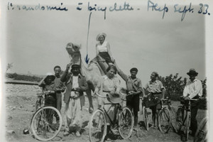 Maryvonne Kendergi en compagnie d’amis à Alep, 1933. 1 photographie: épreuve n&b annotée.